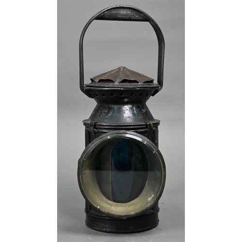 1193 - A vintage South Eastern Railways three-colour lantern with oil-lamp, 31 cm