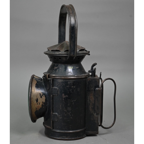 1193 - A vintage South Eastern Railways three-colour lantern with oil-lamp, 31 cm