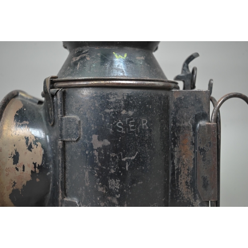 1193 - A vintage South Eastern Railways three-colour lantern with oil-lamp, 31 cm