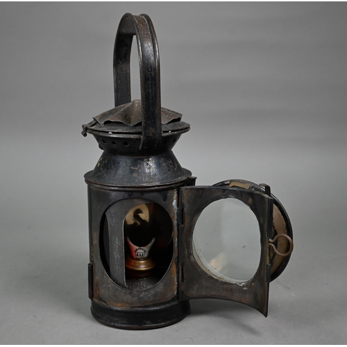 1193 - A vintage South Eastern Railways three-colour lantern with oil-lamp, 31 cm