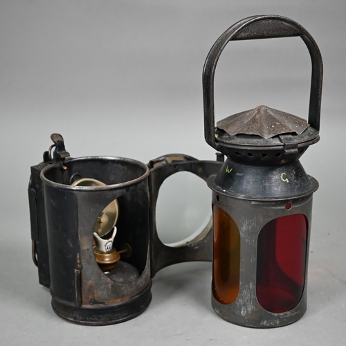 1193 - A vintage South Eastern Railways three-colour lantern with oil-lamp, 31 cm