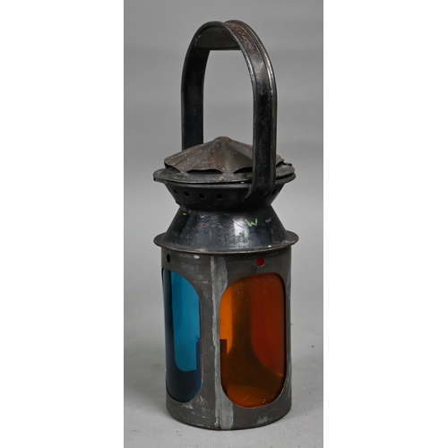 1193 - A vintage South Eastern Railways three-colour lantern with oil-lamp, 31 cm