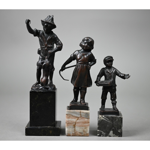 1251 - Three small bronze figures of children on marble bases, 17-11.5 cm 