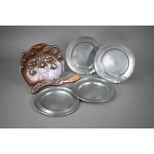 1266 - An Art Nouveau Beldray copper crumb-scoop with brush, to/w four antique pewter plates (6)