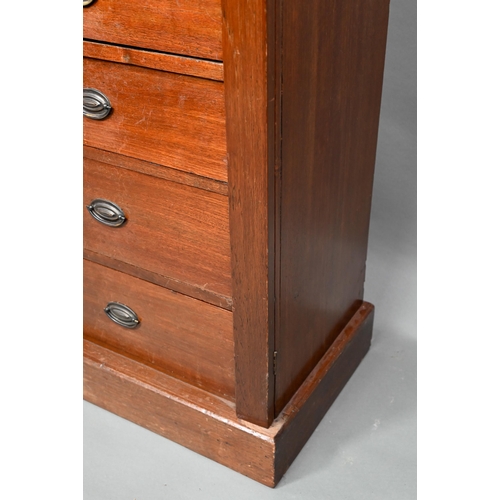 861 - An antique mahogany Wellington chest of seven drawers, raised on a plinth base, 60 cm x 40 cm x 114 ... 