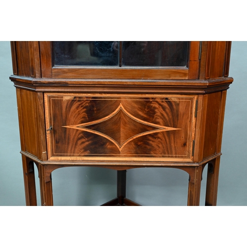 862 - An Edwardian Sheraton Revival style inlaid satinwood corner display cabinet, with astragal glazed do... 