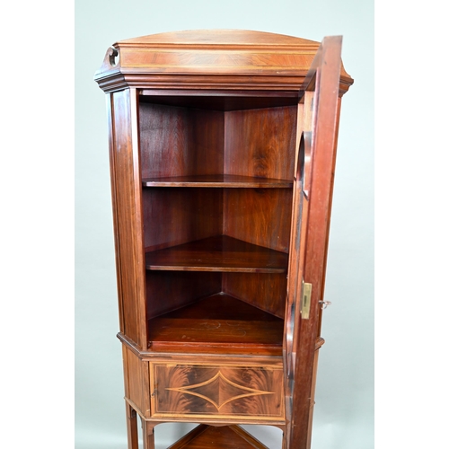 862 - An Edwardian Sheraton Revival style inlaid satinwood corner display cabinet, with astragal glazed do... 