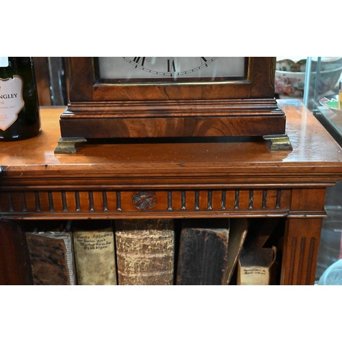 926 - An Edwardian red walnut breakfront open low library bookcase, the three compartments with adjustable... 