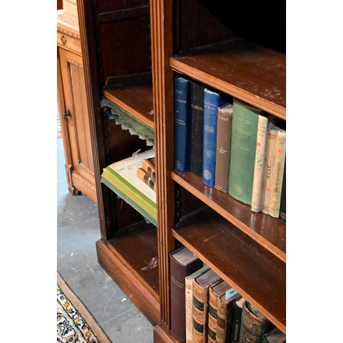 926 - An Edwardian red walnut breakfront open low library bookcase, the three compartments with adjustable... 