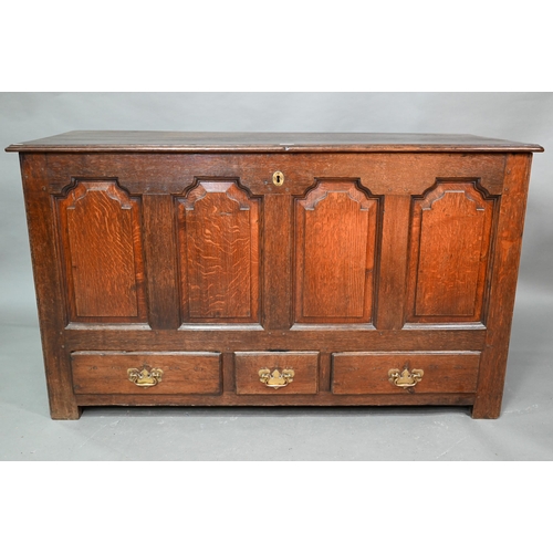 949 - An 18th century oak mule chest, the three plank top over four fielded arched panels and three drawer... 