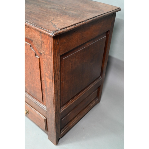 949 - An 18th century oak mule chest, the three plank top over four fielded arched panels and three drawer... 