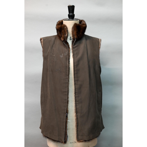 1285 - A vintage 1970s brown fur gillet, with zippered front, size 10/12