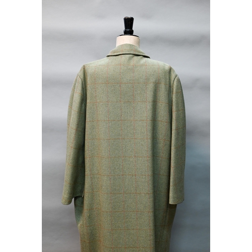 1292 - A Stewart Christie tweed Inverness cape, to/w a Locke & Co black top hat, 19 x 16 cm and cream s... 