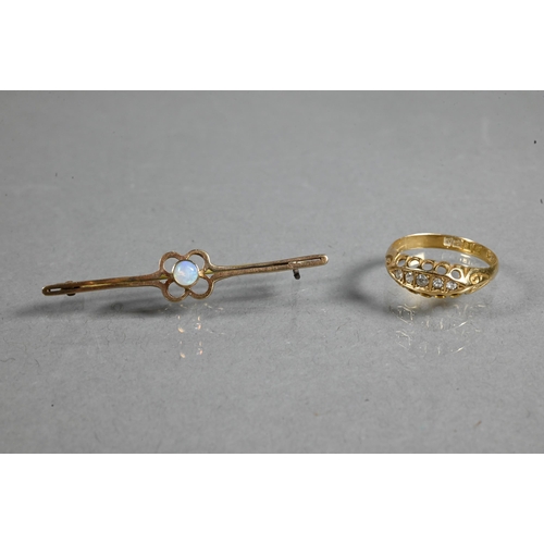 261A - An 18ct yellow gold ring set five graduated diamonds, size N to/w a 9ct bar brooch (2)