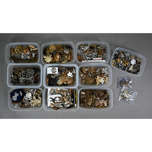 1046 - Approx 500 mostly British military cap badges, insignia, rank badges including cavalry regiments - 1... 