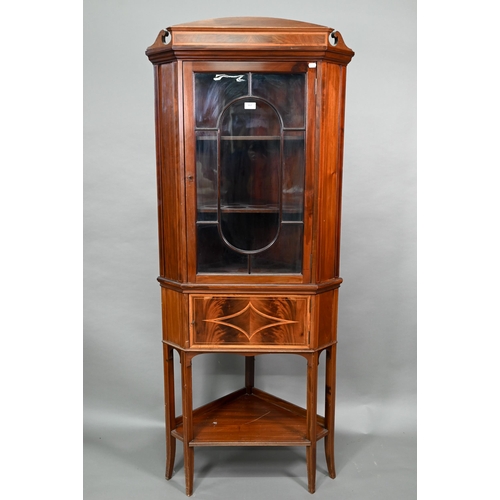 135 - An Edwardian Sheraton Revival style inlaid satinwood corner display cabinet, with astragal glazed do... 