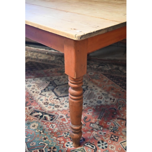 165 - A vintage pine kitchen table on turned legs, 114 x 88 x 74 cm high