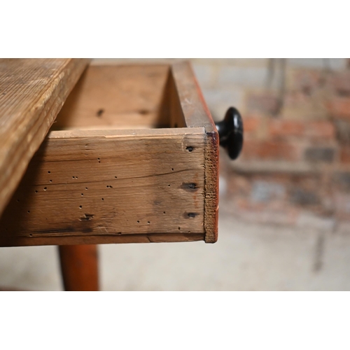 165 - A vintage pine kitchen table on turned legs, 114 x 88 x 74 cm high