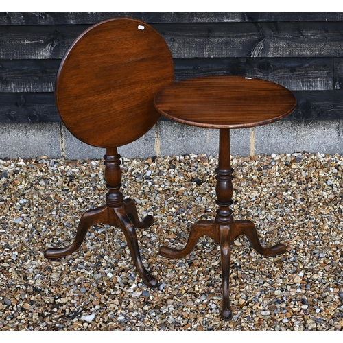 109 - A pair of Georgian style circular mahogany tilt-top occasional tables, with turned columns and tri-f... 