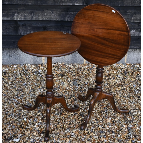 109 - A pair of Georgian style circular mahogany tilt-top occasional tables, with turned columns and tri-f... 