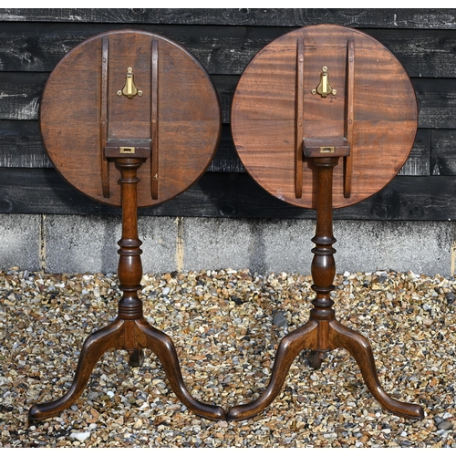 109 - A pair of Georgian style circular mahogany tilt-top occasional tables, with turned columns and tri-f... 