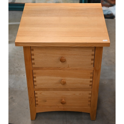 121 - A modern light oak three-drawer bedside chest, 48 x 45 x 63 cm h