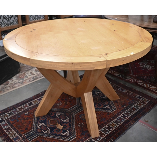 129 - A contemporary solid light oak circular dining table, 120 cm dia. x 78 cm h