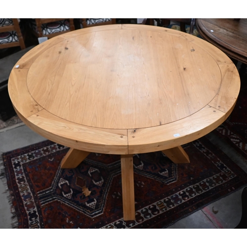 129 - A contemporary solid light oak circular dining table, 120 cm dia. x 78 cm h