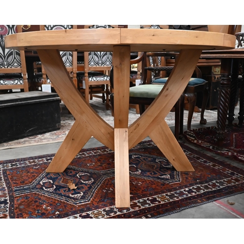 129 - A contemporary solid light oak circular dining table, 120 cm dia. x 78 cm h