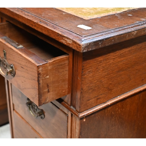 173 - An Edwardian mahogany twin-pedestal desk with gilt-tooled green leather top and nine drawers a/f, 10... 