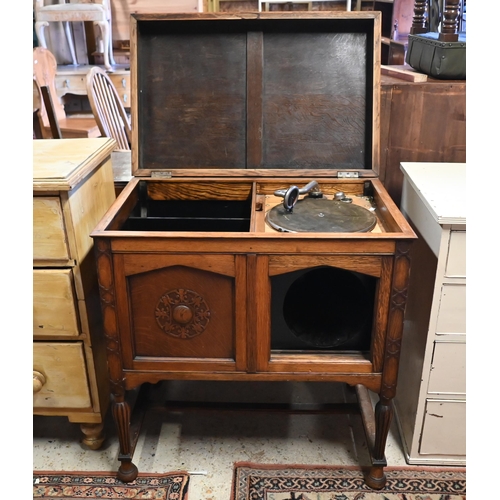 174 - # A 'Natural Tones' oak cabinet gramophone, 78 cm wide x 50 cm deep x 74 cm high