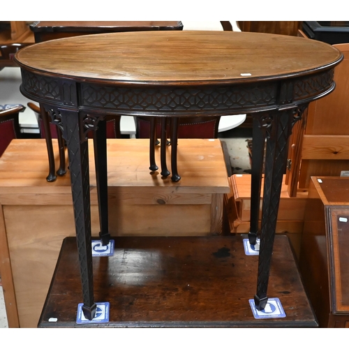 175 - An Edwardian oval Chippendale style occasional table with blind fret decoration overall, 89 cm x 54 ... 