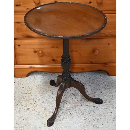 232 - A George III circular mahogany snap top tripod table, 71 cm dia. x 70 cm h