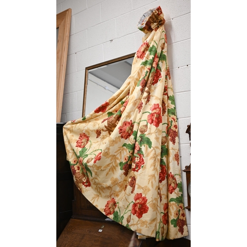 335 - A pair of (differing width) linen floral inter-lined curtains - some fading, one 135 cm wide; one 84... 