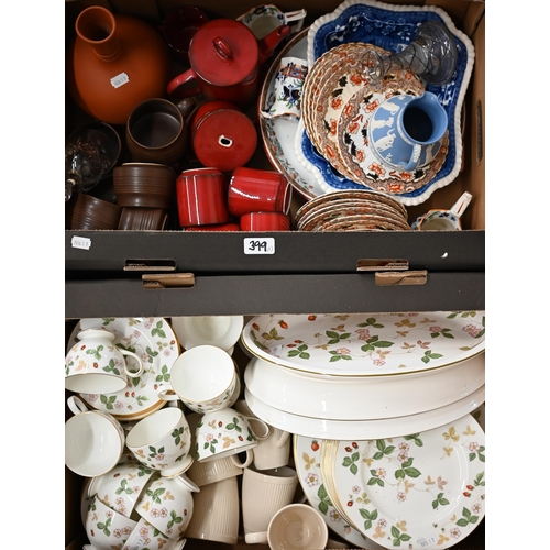 399 - A Wedgwood 'Wild Strawberry' dinner/tea service, to/w various other decorative and useful ceramics (... 