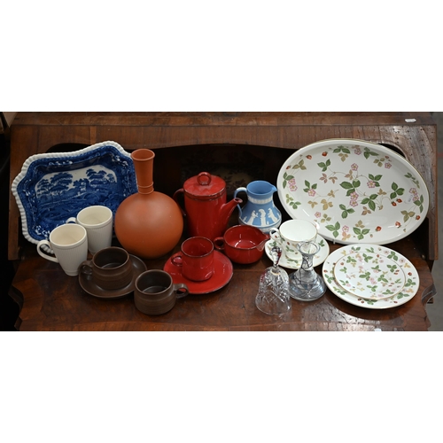 399 - A Wedgwood 'Wild Strawberry' dinner/tea service, to/w various other decorative and useful ceramics (... 