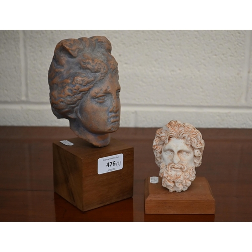 476 - Two reproduction antiquity heads of a Roman lady 14 cm and a bearded man, 8cm, on wooden plinths (2)