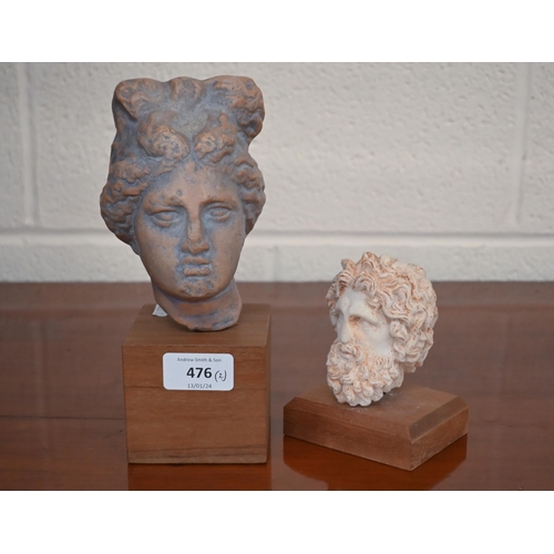 476 - Two reproduction antiquity heads of a Roman lady 14 cm and a bearded man, 8cm, on wooden plinths (2)