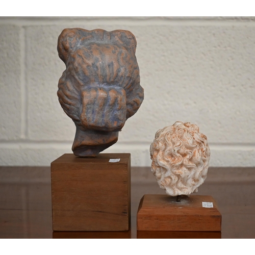 476 - Two reproduction antiquity heads of a Roman lady 14 cm and a bearded man, 8cm, on wooden plinths (2)