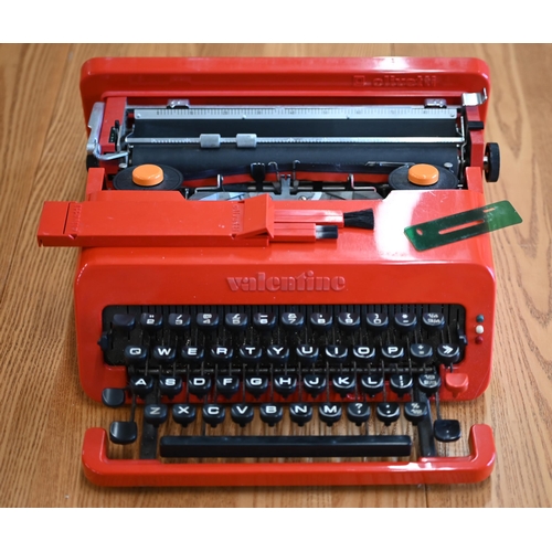 486 - A 1960s red plastic Olivetti Valentine portable typewriter, designed by Ettore Sottsass & Perry ... 