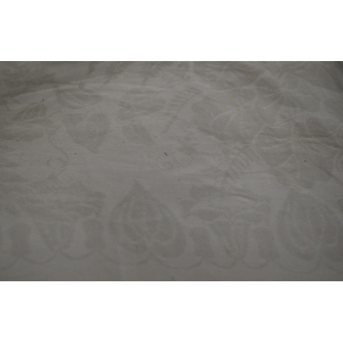 494 - A large Damask table cloth 366 x 214 cm approx to/w fourteen various Damask napkins