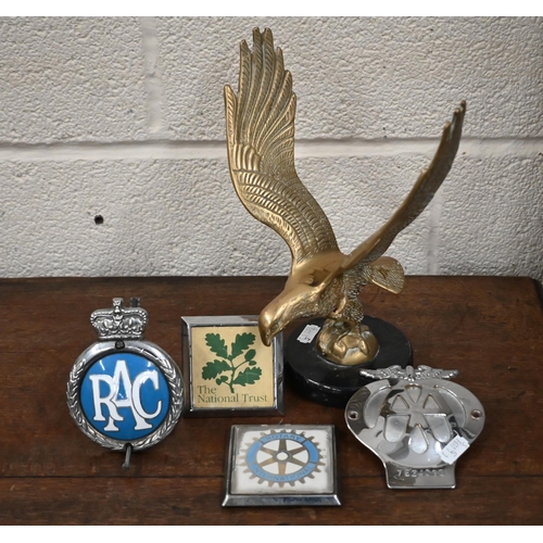 499 - A brass eagle car mascot 25 cm high, to/w four badges, AA, RAC, National Trust and Rotary Internatio... 