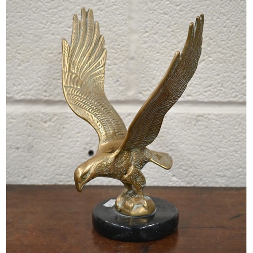 499 - A brass eagle car mascot 25 cm high, to/w four badges, AA, RAC, National Trust and Rotary Internatio... 