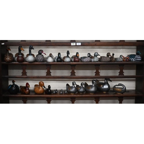 511 - A group of fifteen painted wood ducks, 26-11 cm long to/w fourteen other ornamental ducks (29)