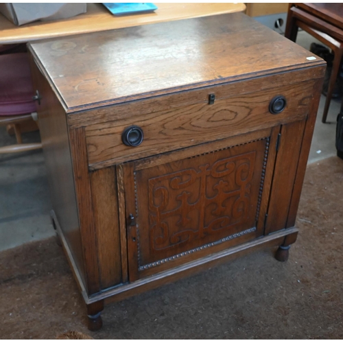 85 - An Arts & Crafts oak drinks cabinet with fitted interior, 70 cm wide x 42 cm deep x 72 cm high