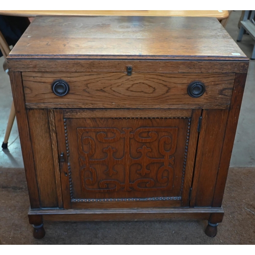 85 - An Arts & Crafts oak drinks cabinet with fitted interior, 70 cm wide x 42 cm deep x 72 cm high