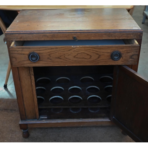 85 - An Arts & Crafts oak drinks cabinet with fitted interior, 70 cm wide x 42 cm deep x 72 cm high