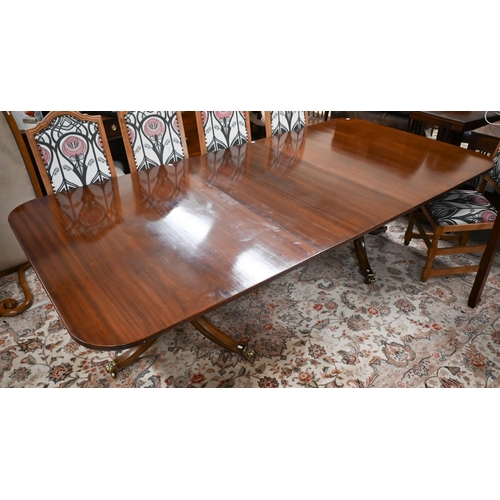 93 - A Regency style mahogany extending dining table with single central leaf, the rounded rectangular to... 