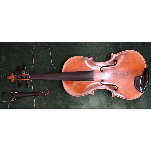 470 - An antique French violin, label for Villaume à Paris, with 36 cm two-piece flame back, 60 cm overall... 