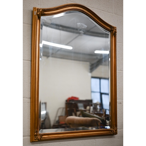 133 - A modern arched beveled wall mirror in decorative gilt frame, 90 x 70 cm to/w a 3 tier brass and gla... 